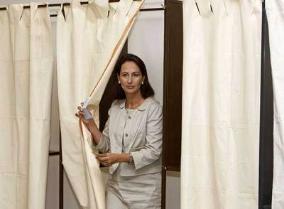 La ex candidata socialista a la presidencia francesa, Ségolène Royal, sale de la cabina de voto de un colegio electoral de Melle (suroeste).