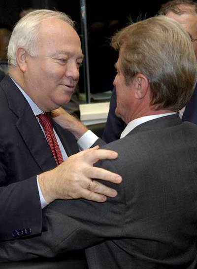 Moratinos (izquierda) abraza ayer a su homólogo francés, Kouchner.