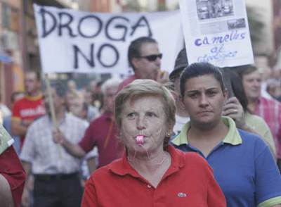 Vecinos de Embajadores se manifiestan contra la presencia de toxicómanos en su barrio.