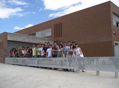 Los alumnos premiados por el Banco de España, en su instituto de Torrellano (Alicante).