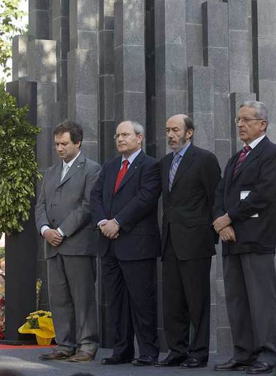 Jordi Hereu, José Montilla, Alfredo Pérez Rubalcaba y Santos Santamaría, junto al monumento en recuerdo a las víctimas de Hipercor.