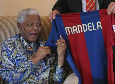 Nelson Mandela recibe la camiseta del Barcelona con su nombre.