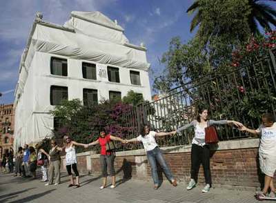 Cadena humana contra la ampliación de una escuela