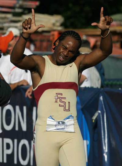 Dix, haciendo la ele, su señal de victoria.