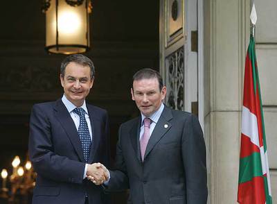 El presidente José Luis Rodríguez Zapatero saluda al  lehendakari,  Juan José Ibarretxe, en La Moncloa.