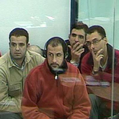 Rabei Osman,  Mohamed el Egipcio , en el centro, con otros de los imputados, en la sala blindada.