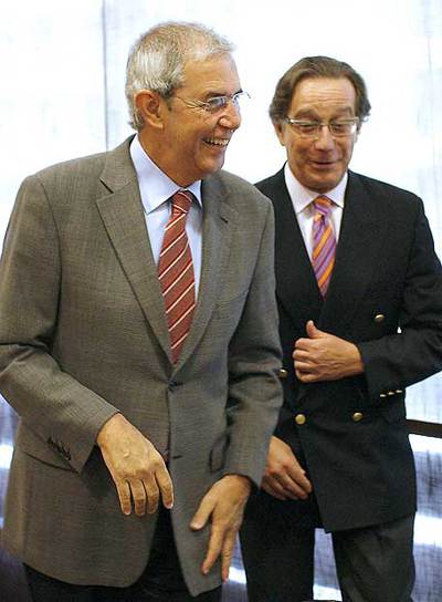 Emilio Pérez Touriño y José Luis Méndez, ayer en Santiago.