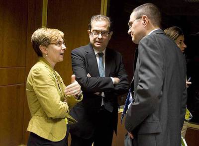 Zabaleta habla con los viceconsejeros Consuegra (derecha) y Cerdán antes del comienzo de la comisión.