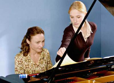 Catherine Frot (izquierda) y Déborath François, en un fotograma de  La última nota,  de Denis Decourt.