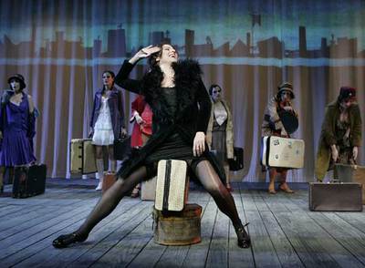 Un momento del ensayo de  Ascenso y caída de la ciudad de Mahagonny  ayer en el Matadero.