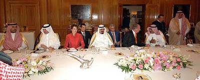 El rey Abdalá, sentado entre la princesa Letizia y el rey Juan Carlos durante el almuerzo privado.