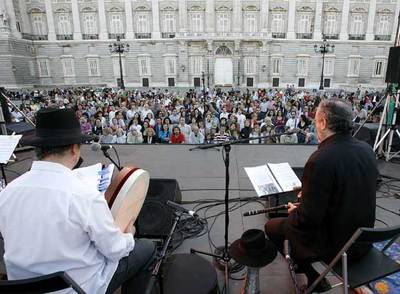 El grupo Klezmer SefardI durante el concierto en la plaza de Oriente.