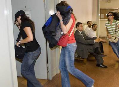 Las policías imputadas entran a declarar en el juzgado de Barcelona.