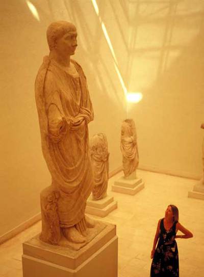 Sala de estatuas en el Museo de Cádiz.