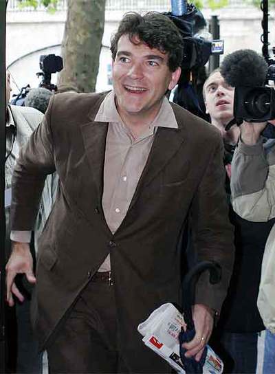 El ex portavoz de Royal, Arnaud Montebourg, llega al consejo socialista.