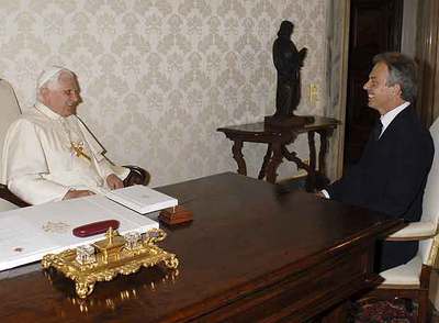 Tony Blair, durante su audiencia de ayer en el Vaticano con el papa Benedicto XVI.
