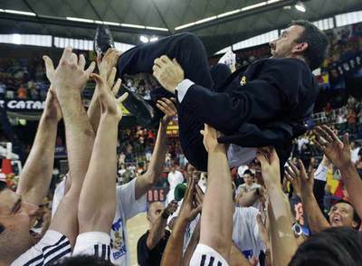 Joan Plaza es alzado por sus jugadores tras la victoria sobre el Barça.