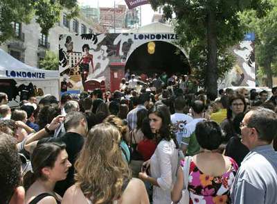 Decenas de personas aguardan para entrar en una de las carpas del Londonize.