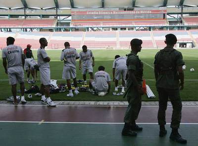 Soldados venezolanos vigilan en el estadio de Mérida mientras los jugadores peruanos se disponen a entrenarse.