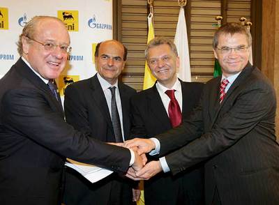 Directivos de ENI y de Gazprom, con los ministros de Industria de Italia y Rusia (en el centro), celebran el acuerdo.