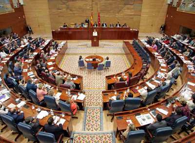Los diputados regionales durante el pleno de investidura de Esperanza Aguirre.