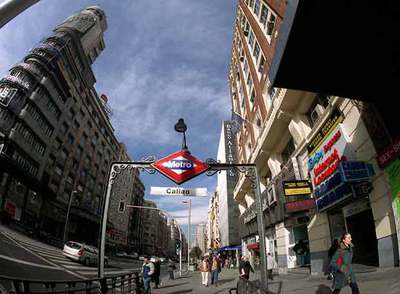Vista de la Gran Vía tomada desde Callao, junto al cine del Palacio de la Prensa.