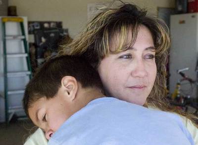 Zoila Meyer con su hijo Peter el pasado miércoles en su casa de Apple Valley, en California.