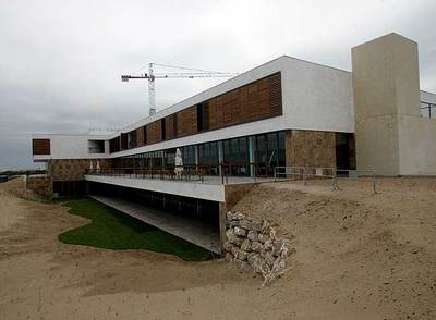 Vista del reformado Parador Nacional de El Saler.