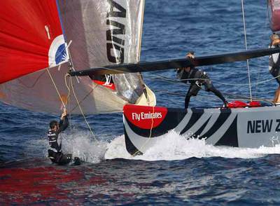 Un tripulante del  New Zeland  cae al agua durante la regata.