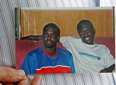 Osamuyi, a la derecha, con su hermano Ikponwosa.