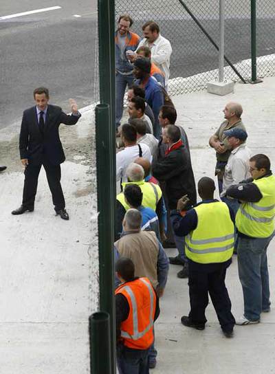 Sarkozy saluda a pie de obra
