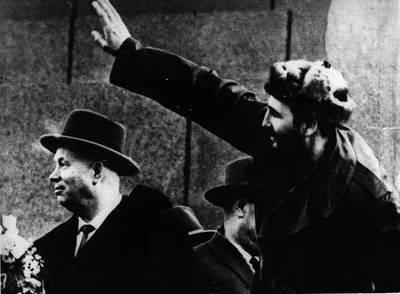 El líder soviético Nikita Jruschov junto al jefe de la revolución cubana, Fidel Castro, en Moscú.