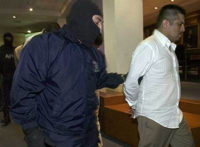 Un agente federal mexicano custodia a Luis Reyes Enríquez,  El Rex,  miembro el  cartel del Golfo .