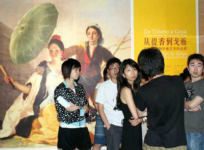 Varias personas, ayer en Pekín, ante el cartel de la exposición  De Tiziano a Goya .