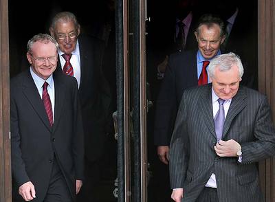 Blair, tras su homólogo irlandés, Bertie Ahern, y con los dirigentes del nuevo Gobierno de unidad que puso fin al conflicto del Ulster en mayo pasado.