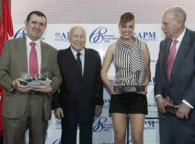 Jesús de Polanco, junto a Arsenio Escolar, a su derecha, Cristina Villanueva y Antonio Fontán.