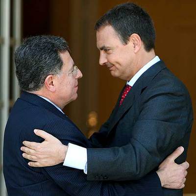 El primer ministro libanés, Fuad Siniora (izquierda), saluda a Zapatero.