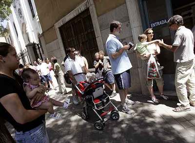 Colas para la renovación del DNI y el pasaporte frente a la oficina de la calle de Santa Engracia.