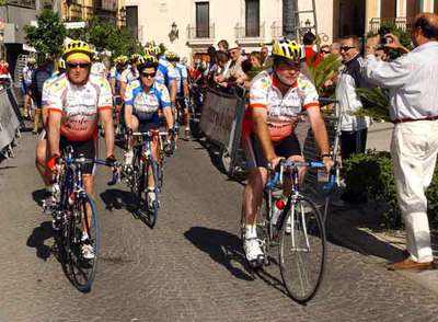 Los políticos, al comienzo de la primera etapa de las XIII Jornadas Ciclistas Parlamentarias en Badajoz.