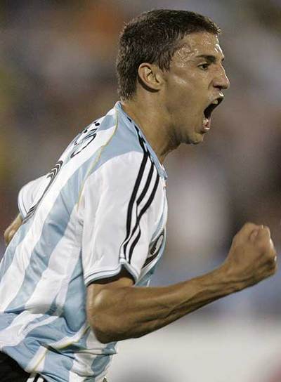 Crespo celebra uno de sus dos goles a Estados Unidos.