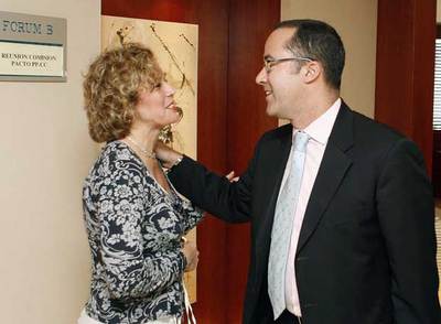 María del Mar Julios (CC) y Larry Álvarez (PP) se saludan antes de iniciar la negociación de ayer.