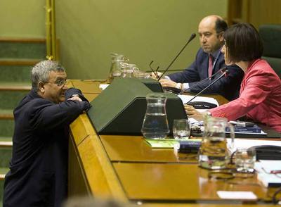 El socialista Miguel Buen, que se equivocó en la votación, conversa con la presidenta de la Cámara.