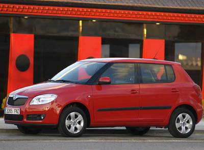 El nuevo Fabia sacrifica en parte el atractivo estético para primar la funcionalidad interior. El frontal tiene personalidad, pero el diseño con ángulos cuadrados y mucha chapa crea una imagen algo pesada.