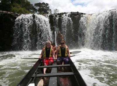 Excursión en  waka  (canoa maorí) por el río Waitangi hasta las cascadas de Haruru, en la bahía neozelandesa de Kerikeri.