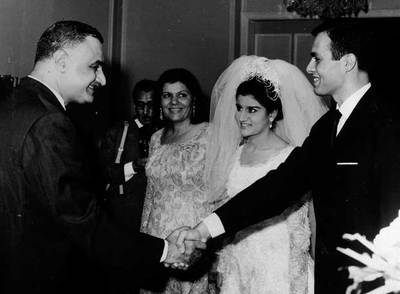 Tras su boda, Asheraf Marwan, junto a su esposa, saluda al presidente egipcio Abdel Gamal Náser (izquierda).