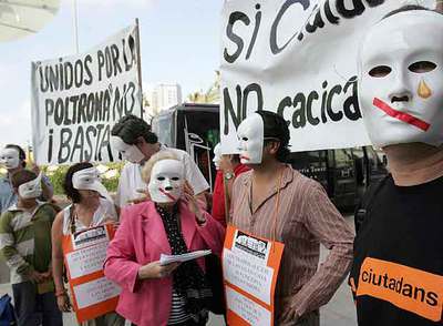 Simpatizantes de Ciutadans protestan contra la dirección del partido ante el edificio donde se celebró el congreso.