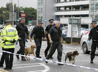 Agentes de policía llegan al aeropuerto de Glasgow, después de que un  jeep  en llamas se estrellara contra la terminal.
