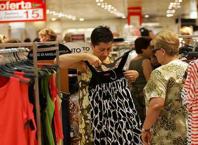 La grandes superficies celebran la fiesta de las rebajas de verano