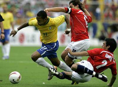 Robinho trata de zafarse de Valdivia y Ormeño.