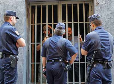300 PERSONAS OCUPAN UN COLEGIO ABANDONADO
